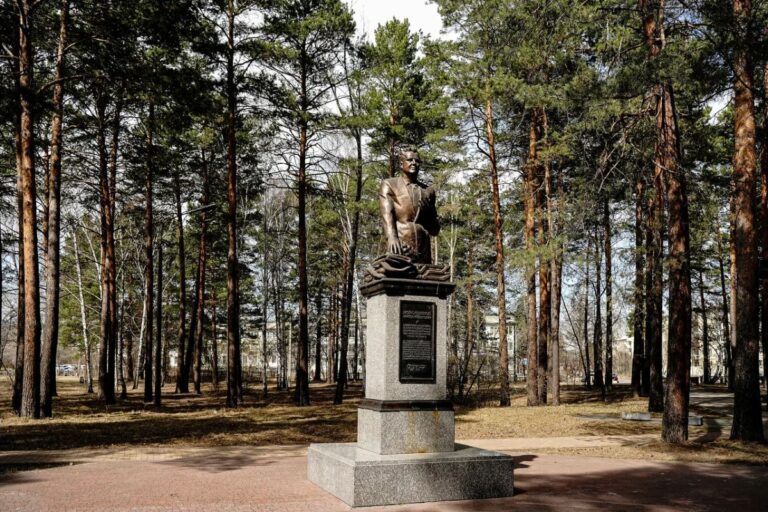 Памятник Новокшенову В.Ф.