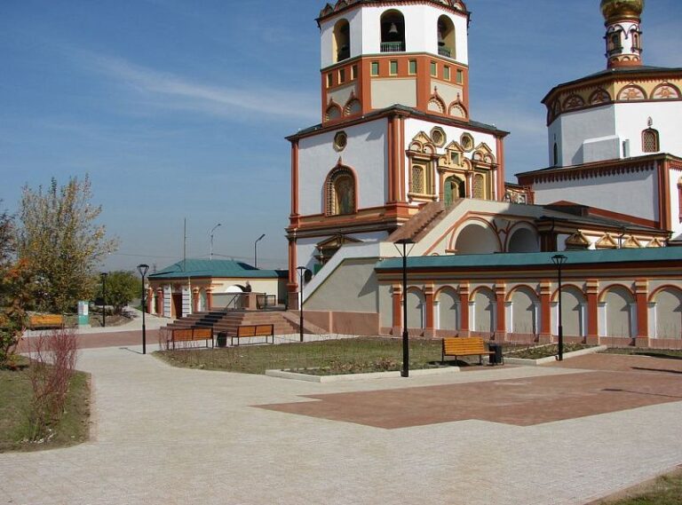 Сквер у Собора Богоявления