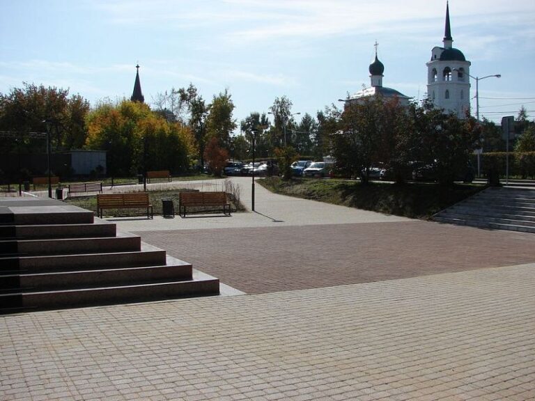 Сквер у Собора Богоявления