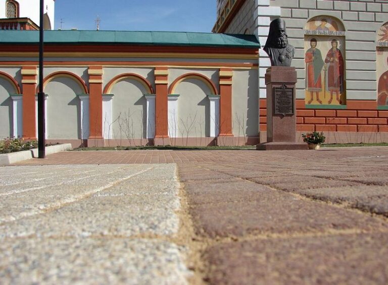 Сквер у Собора Богоявления