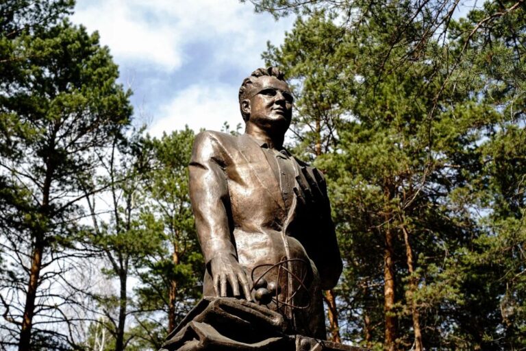 Памятник Новокшенову В.Ф.